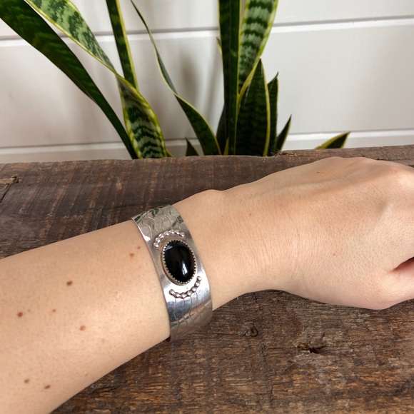 Sterling silver Native American signed cuff with onyx Center stone - Picture 2 of 4